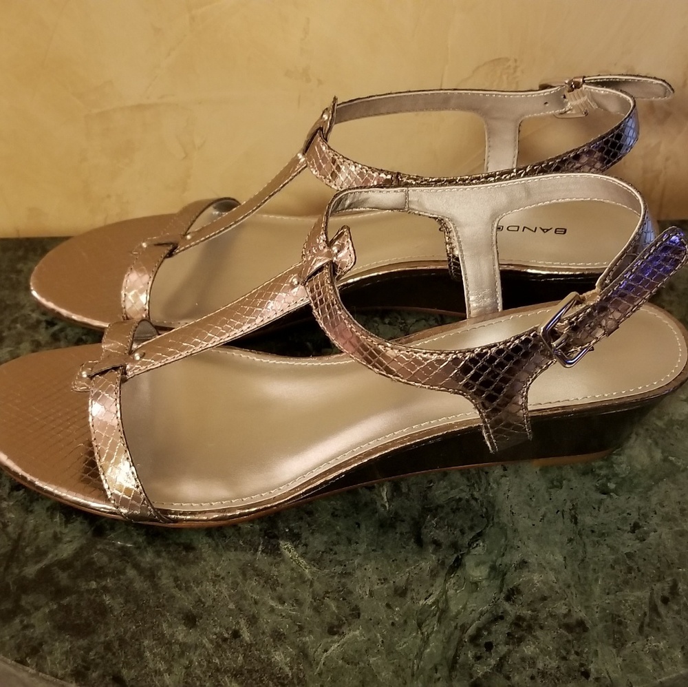 NWOT Bandolino Gurrey Wedge Sandals